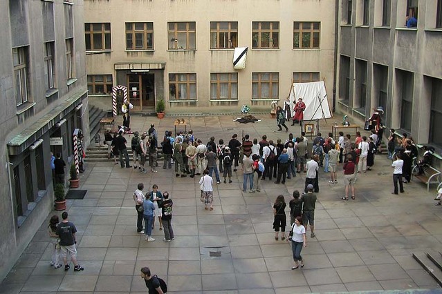 První návštěvníci Armádního muzea Žižkov jednoho z minulých ročníků Pražské muzejní noci