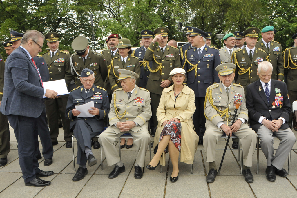 Slavnostního ceremoniálu předání a převzetí funkce náčelníka Generálního štábu AČR se zúčastnili také váleční veteráni, například generálmajor Emil Boček, brigádní generál Václav Kuchyňka či podplukovník Tichomír Mirkovič
