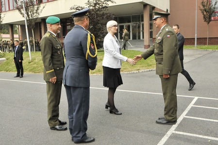  Ministryně obrany Karla Šlechtová se zdraví s praporčíkem Pavlem Dubnem, který ji provedl statickou ukázkou výzbroje a výstroje Čestné stráže AČR