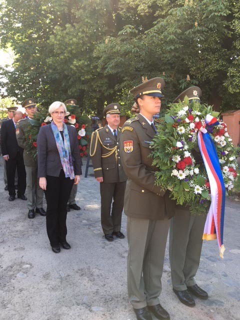 Za resort obrany položili věnec na Národním hřbitově před terezínskou Malou pevností ministryně obrany Karla Šlechtová a ředitel Sekce podpory MO generálmajor Jaromír Zůna