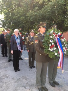 Za resort obrany položili věnec na Národním hřbitově před terezínskou Malou pevností ministryně obrany Karla Šlechtová a ředitel Sekce podpory MO generálmajor Jaromír Zůna