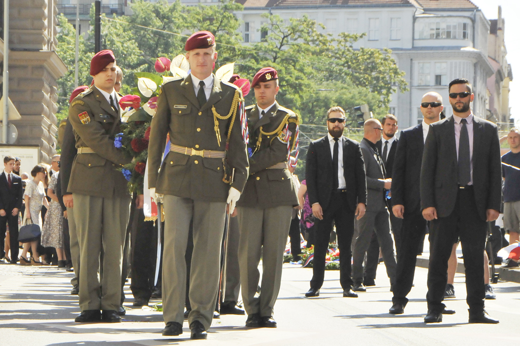 Čestná stráž AČR nastoupená v Resslově ulici s věnci