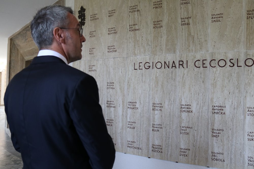 Ministr obrany si prohlíží seznam padlých legionářů v roveretském ossáriu