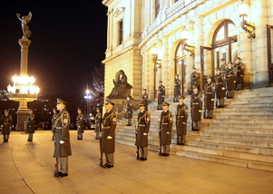  Čestná stráž na schodech Rudolfina