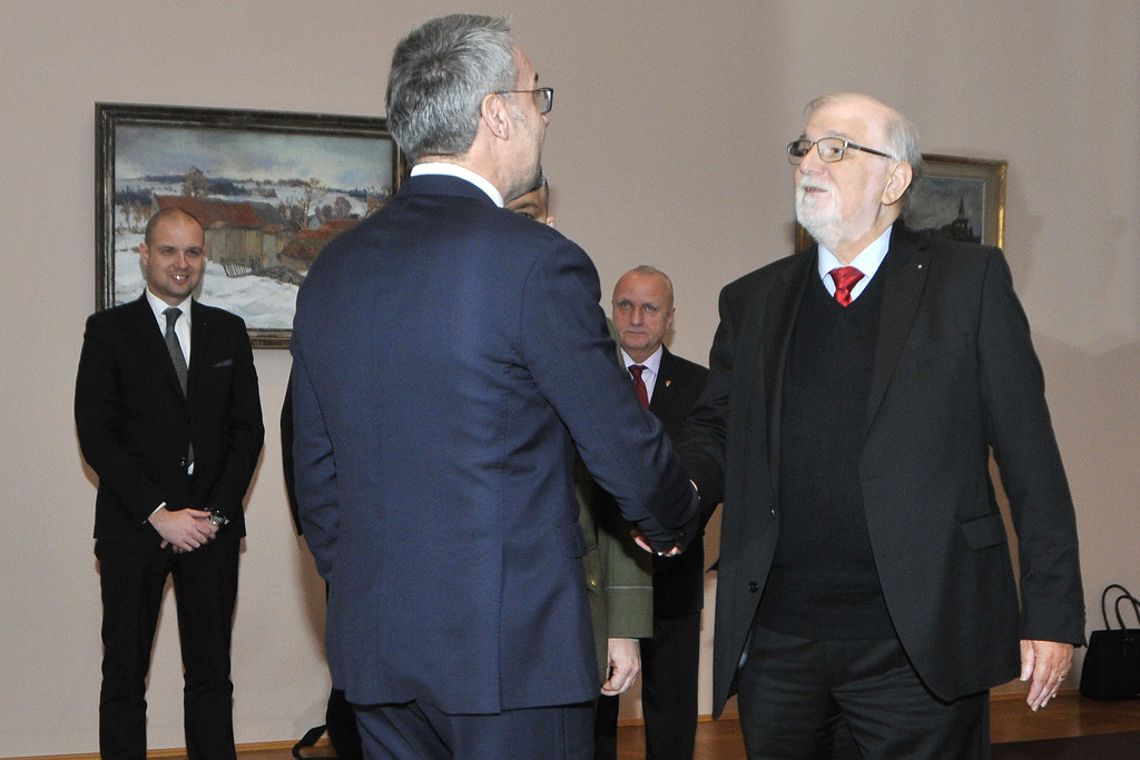 Ministr obrany Lubomír Metnar vítá prezidenta Svazu průmyslu a dopravy české republiky Jaroslava Hanáka