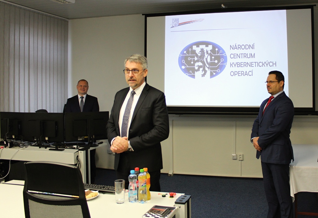 Ministr obrany navštívil Národní centrum kybernetických operací