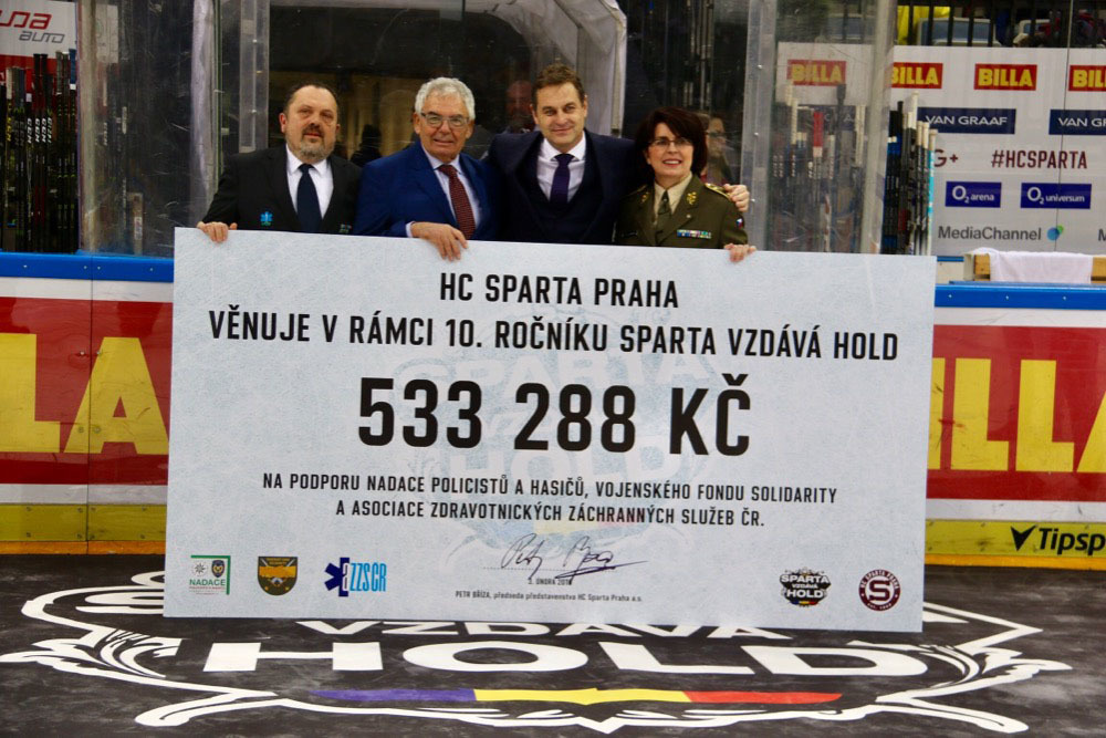 Součástí akce bylo i předání šeku, který v rámci 10. ročníku Sparta vzdává hold věnovala HC Sparta Praha na podporu nadace policistů a hasičů, Vojenského fondu solidarity a Asociace zdravotnických záchranných služeb ČR