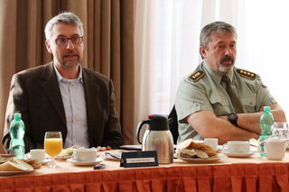 Na setkání s novináři hovořil ministr obrany Lubomír Metnar i náčelník Generálního štábu AČR armádní generál Aleš Opata