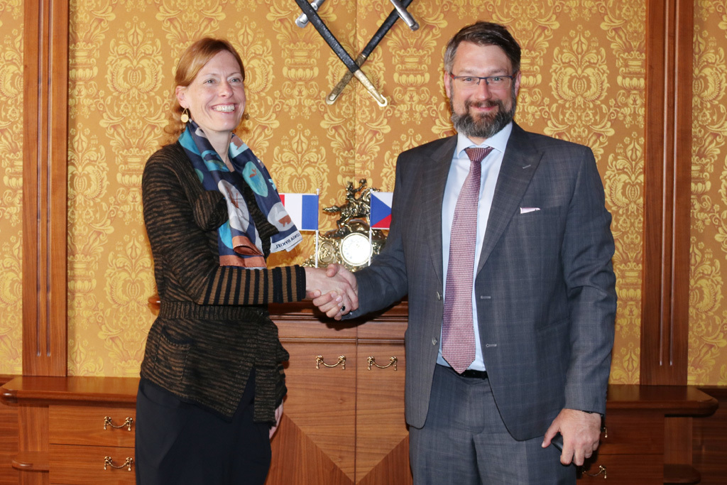 Náměstek ministra obrany Jakub Landovský se setkal s francouzskou delegací, kterou vedla ředitelka generálního ředitelství mezinárodních vztahů a strategie francouzského Ministerstva obrany Alice Guitton