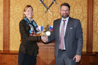 Náměstek ministra obrany Jakub Landovský se setkal s francouzskou delegací, kterou vedla ředitelka generálního ředitelství mezinárodních vztahů a strategie francouzského Ministerstva obrany Alice Guitton