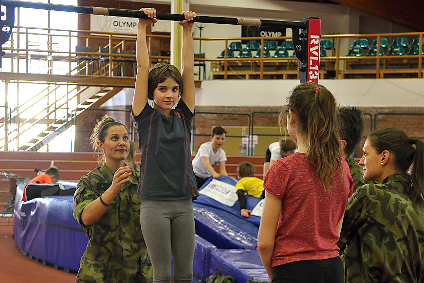 Děti si vyzkoušely, jak dlouho vydrží na hrazdě