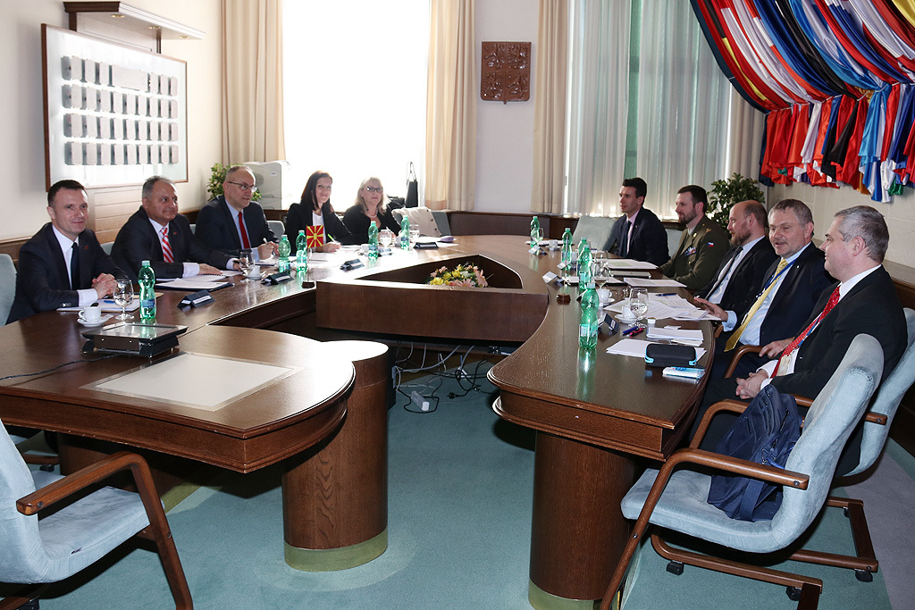 Česká a makedonská delegace (zprava)
