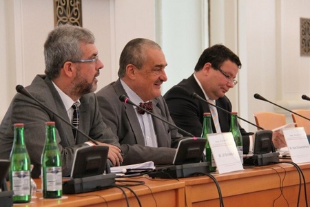 Ministr zahraničí Karel Schwarzenberg (uprostřed), ministr obrany Alexandr Vondra (vpravo) a náměstek ministra zahraničí Jiří Schneider, který úvodní část konference moderoval