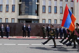 Slavnostní přehlídka před ministerstvem obrany v Jerevanu 