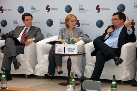 Z konference: zleva Norman Eisen, velvyslanec USA v ČR, Peggy Noonan, novinářka píšící pro The Wall Street Journal a poradkyně R. Reagana, Alexandr Vondra