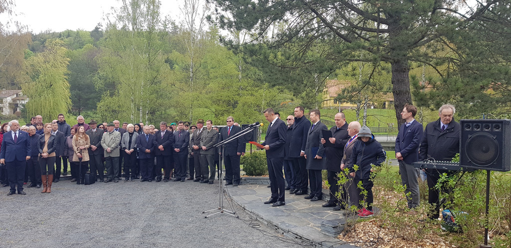 Návštěvníci, kteří uctili památku ve vypálené obci Javoříčko