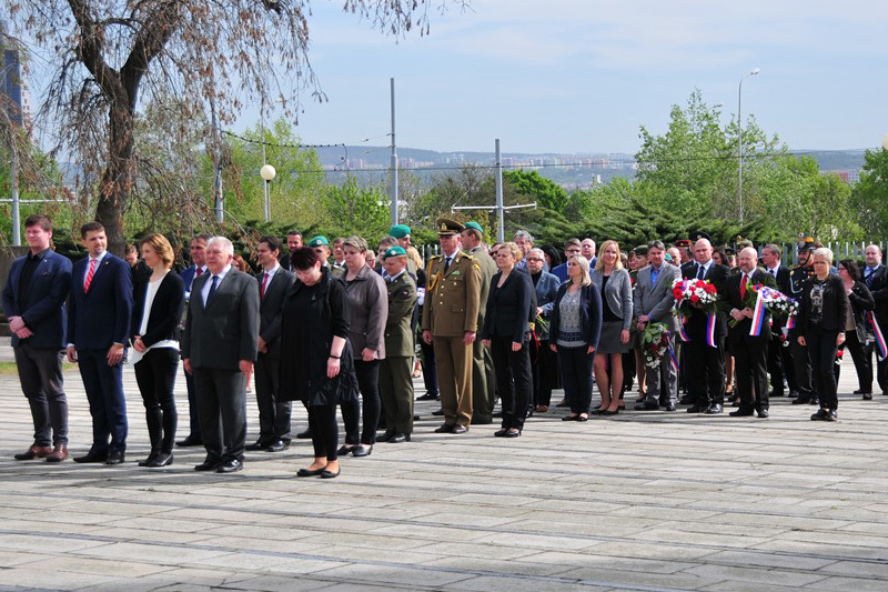 Účastníci vzpomínkového aktu na Ústředním hřbitově v Brně