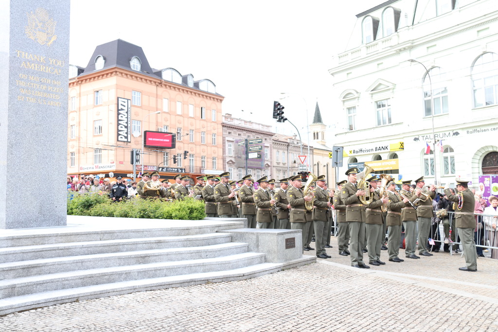 Vojenská hudba nastoupená vedle pomníku Díky, Ameriko! v Plzni