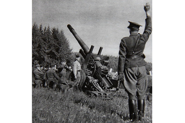 Poručík, velitel dělostřelecké baterie, bral v roce 1951 zhruba 6 250 Kčs. Průměrný příjem v republice byl tehdy 5 250 Kč.