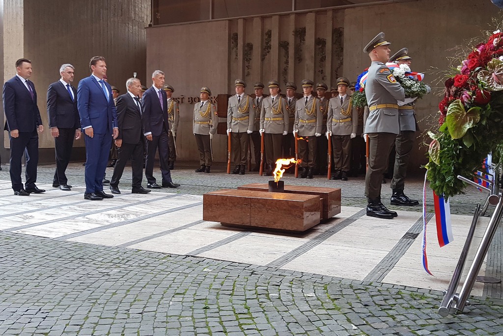 Společný věnec k památníku SNP položili za Českou republiku předseda Senátu, předseda Poslanecké sněmovny, předseda vlády, ministr obrany a náčelník Generálního štábu AČR
