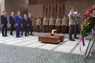 Společný věnec k památníku SNP položili za Českou republiku předseda Senátu, předseda Poslanecké sněmovny, předseda vlády, ministr obrany a náčelník Generálního štábu AČR