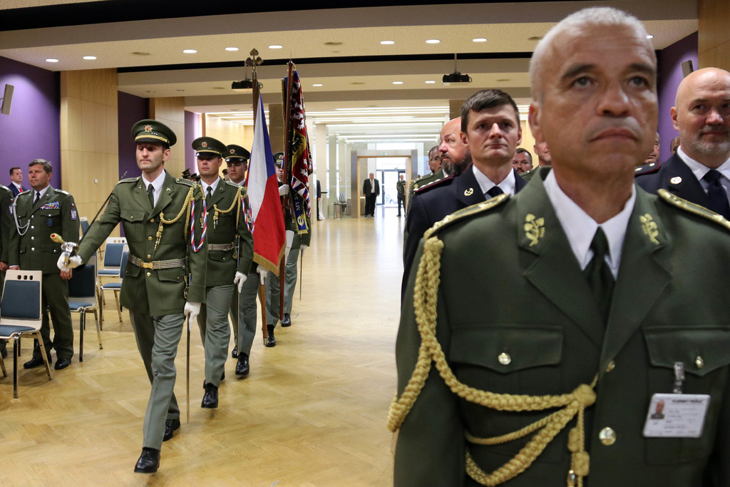 Přinesení státní vlajky v úvodu slavnostního nástupu