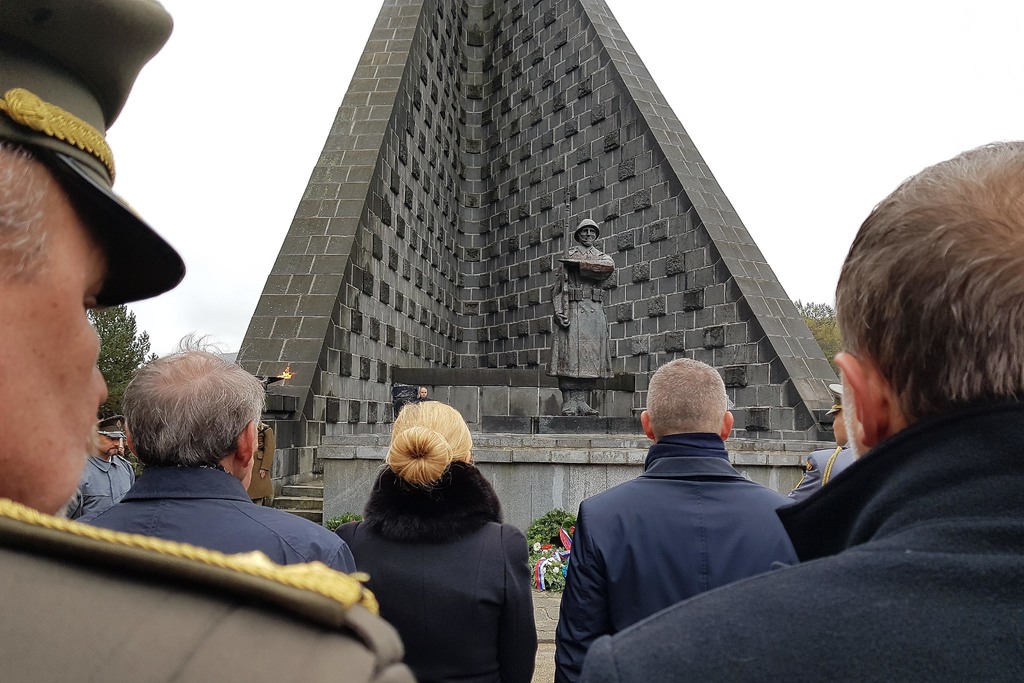Součástí programu vzpomínkových akcí za účasti vrcholných slovenských politiků, českého ministra obrany Lubomíra Metnara, zástupců veteránských organizací a válečných veteránů bylo kladení věnců na třech místech: u Památníku čs. vojáků na Dukle (viz foto), u sochy arm. gen. Ludvíka Svobody a u Památníku sovětské armády ve Svidníku.