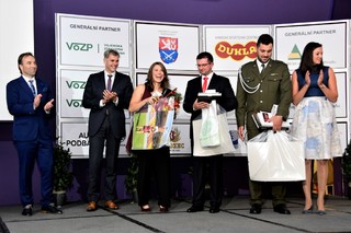 Milan Hnilička, Jiří Kejval, Eva Samková, která se právě dozvěděla, že dostala jako cenu kurz vaření vlastního výběru od Romana Vaňka, Tomáš Nýdrle, Josef Dostál a Kateřina Blažková.