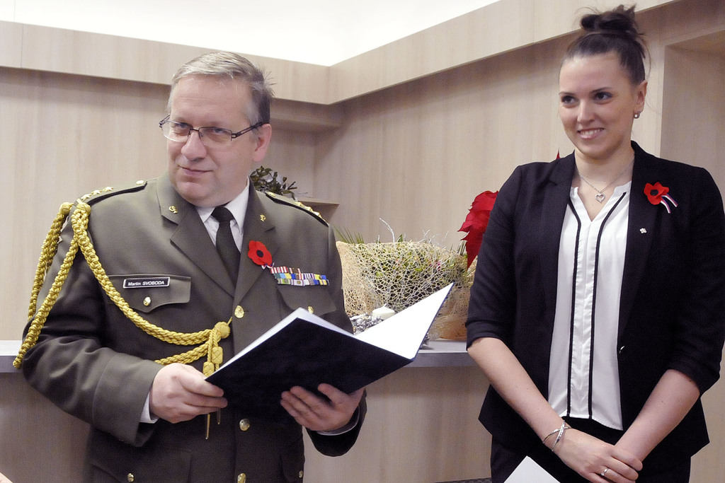Ředitel Vojenské nemocnice Martin Svoboda a náměstkyně ministra Kateřina Blažková při otvírání komunitního centra