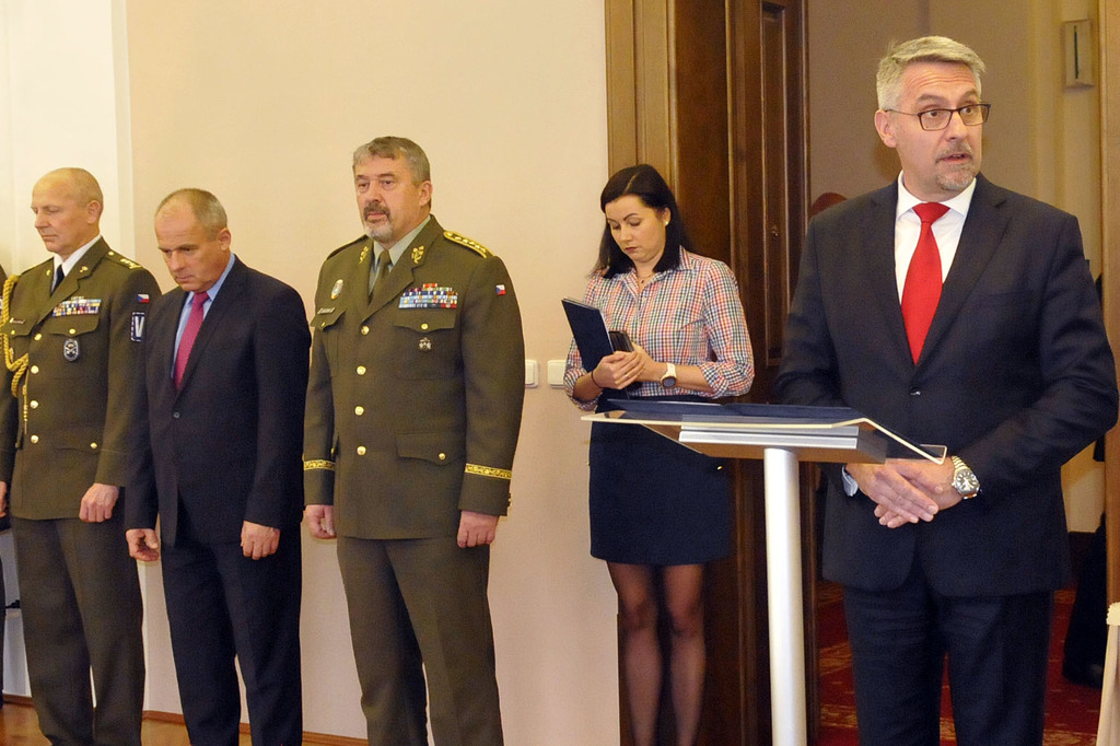 Ministr obrany Lubomír Metnar (vpravo) při poděkování zaměstnancům resortu.