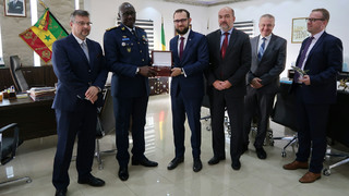 S ministrem ozbrojených sil Senegalské republiky Sidikim Kabou a náčelníkem generálního štábu tamní armády generálem Biramem Diopem v pátek 17. ledna jednal náměstek pro řízení sekce průmyslové spolupráce MO Tomáš Kopečný. 