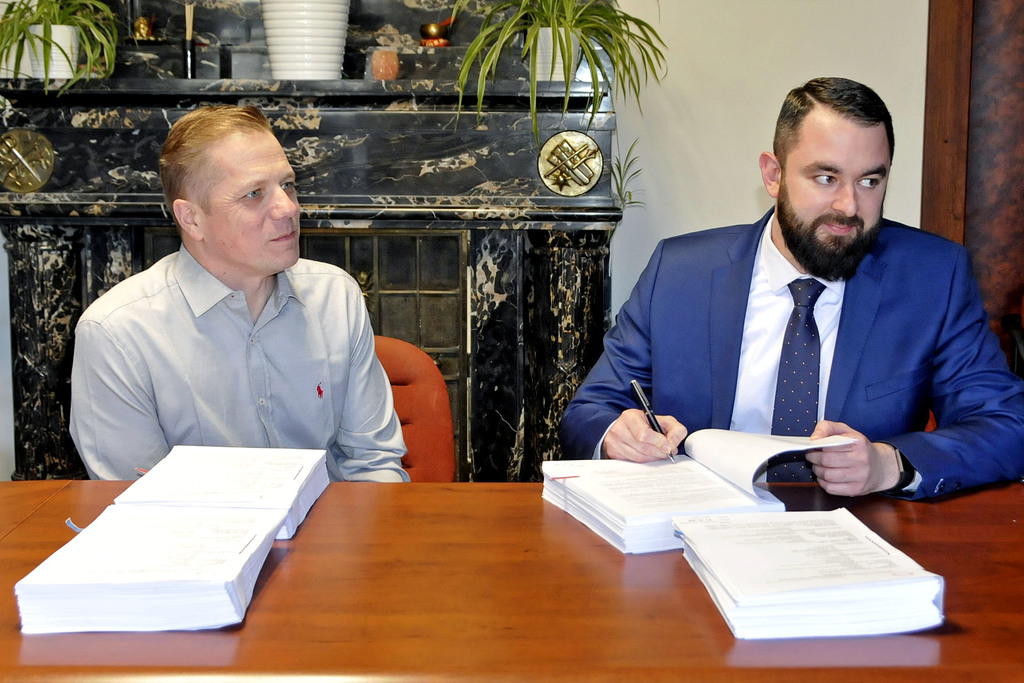 Náměstek pro řízení sekce vyzbrojování a akvizic ministerstva obrany Filip Říha (vpravo) a Richard Scharf z dodavatelské společnosti Goldeck Textil GmbH při podpisu smlouvy o dodávce maskáčového oblečení pro českou armádu.