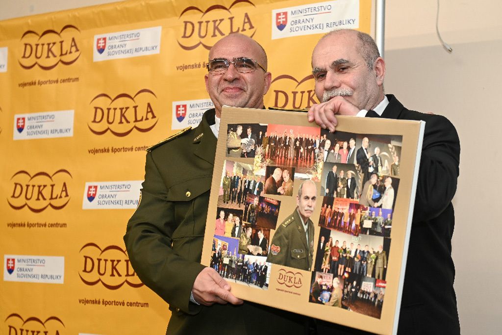 Poděkování za dlouholetou spolupráci řediteli ASC Dukla plukovníku Priščákovi ředitelem VŠC Dukla Banská Bystrica podplukovníkem Romanem Benčíkem.