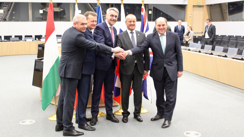 Společná fotografie ministrů obrany V4 a ministra obrany Velké Británie Bena Wallace.