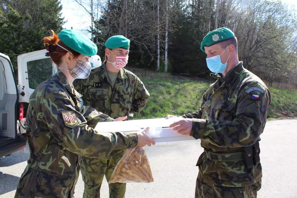Vrchní praporčice 153. ženijní praporu praporčice Bronislava Smetková při předávání koláčů na hraničních přechodech