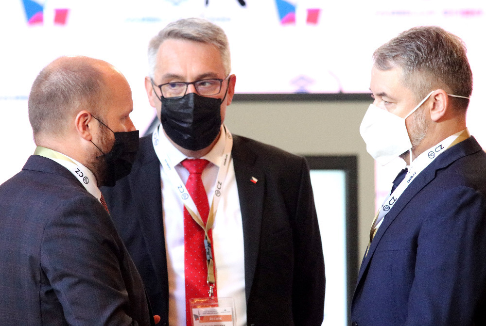 Lubomír Metnar v rozhovoru se svými protějšky ze Slovenska a Maďarska Jaroslavem Naděm a Tiborem Benkö
