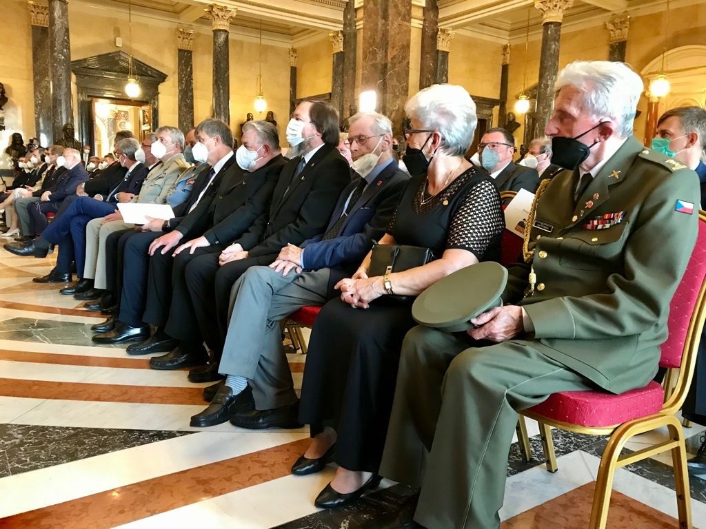 Slavnostního zasedání ČsOL se zúčastnila řada významných hostů včetně válečných veteránů
