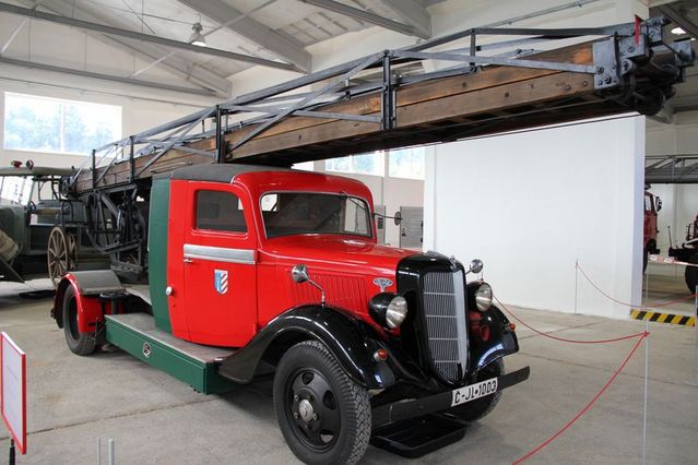Vysunovací hasičský žebřík na automobilu Ford 