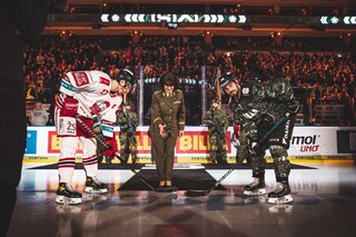 Hokejisté v maskáčových dresech vzdali hold hrdinům v uniformách