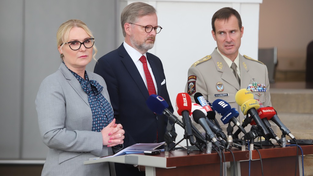 Vláda pověřila ministryni obrany jednáním o pořízení švédských BVP CV90 a amerických víceúčelových nadzvukových letadel F-35 Lightning II