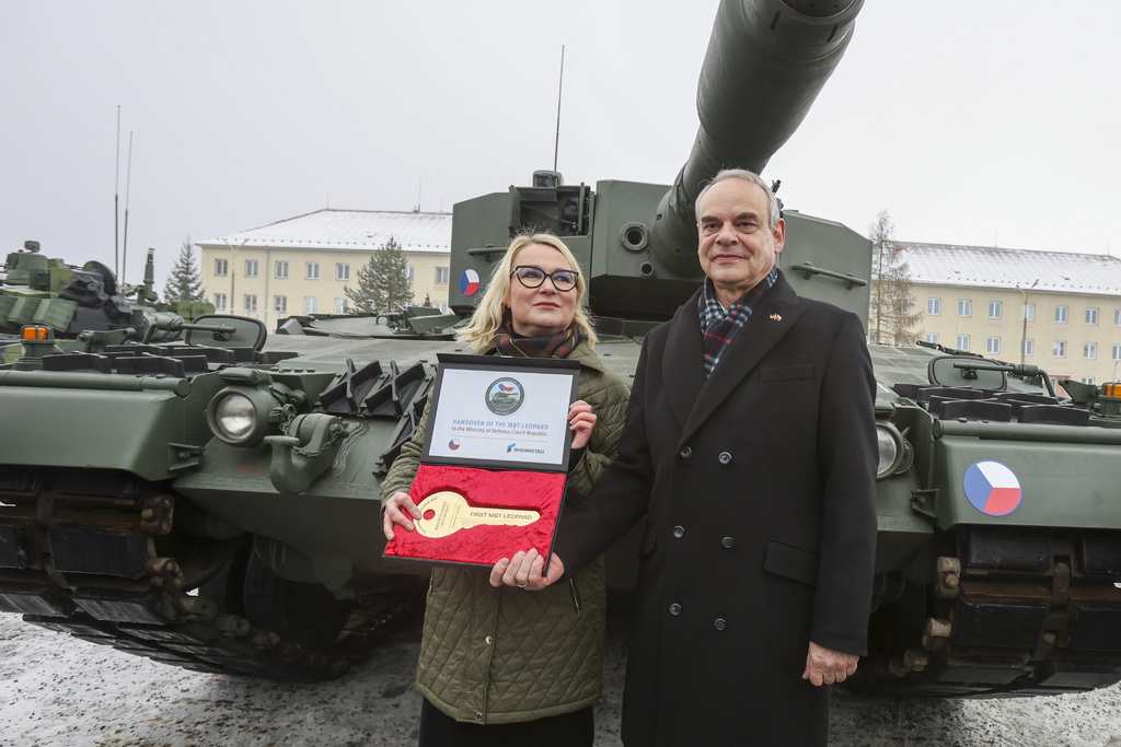 Ministryně obrany Jana Černochová převzala ve středu 21. prosince 2022 od státního tajemníka německého ministerstva obrany Benedikta Zimmera symbolický klíč od prvního tanku Leopard 2A4
