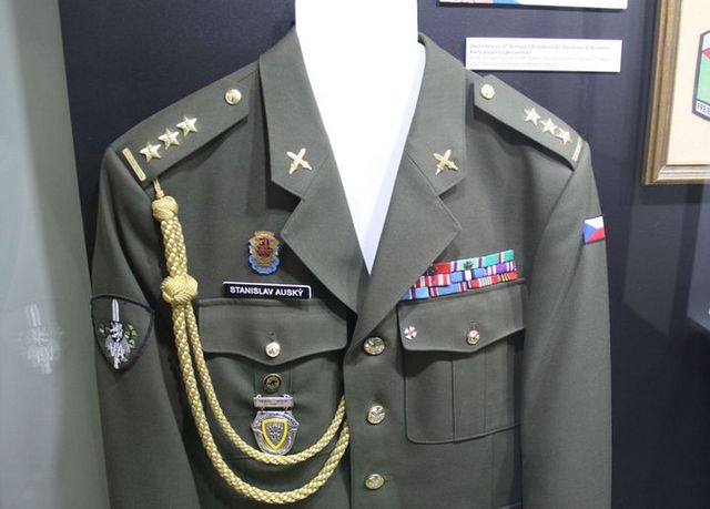 Stejnokroj vz. 97 Armády ČR, který Stanislav A. Auský používal jako veterán