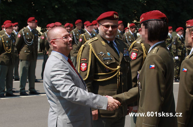 Ministr obrany Martin Barták a ředitel Vojenského zpravodajství generálporučík Ondrej Páleník při předávání resortních medailí v Prostějově