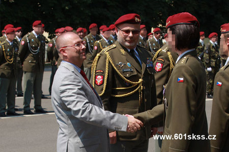 Ministr obrany Martin Barták a ředitel Vojenského zpravodajství generálporučík Ondrej Páleník při předávání resortních medailí v Prostějově