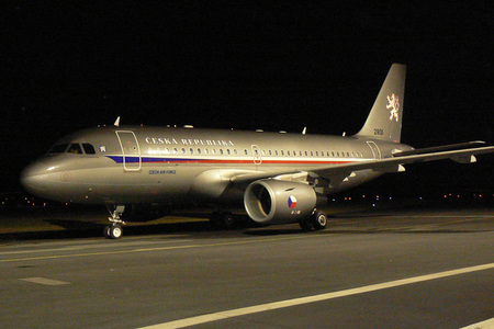 Letoun Airbus A-319 při příletu na kbelské letiště