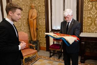 Vojenský historický ústav Praha získal unikátní vlajku z roku 1918