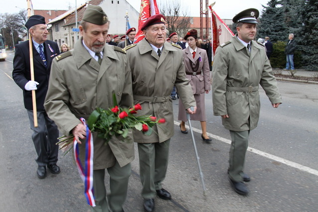 Brigádní generál Jaroslav Klemeš (uprostřed) na úvod oslavy v Nehvizdech