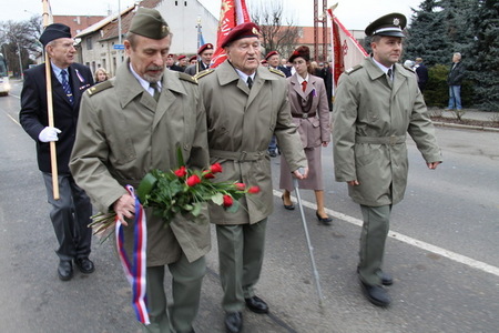 Brigádní generál Jaroslav Klemeš (uprostřed) na úvod oslavy v Nehvizdech
