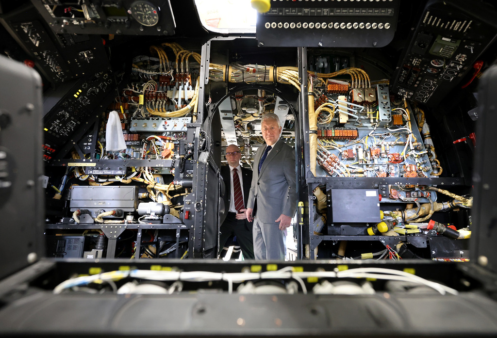 Zavítal také do státního podniku LOM Praha