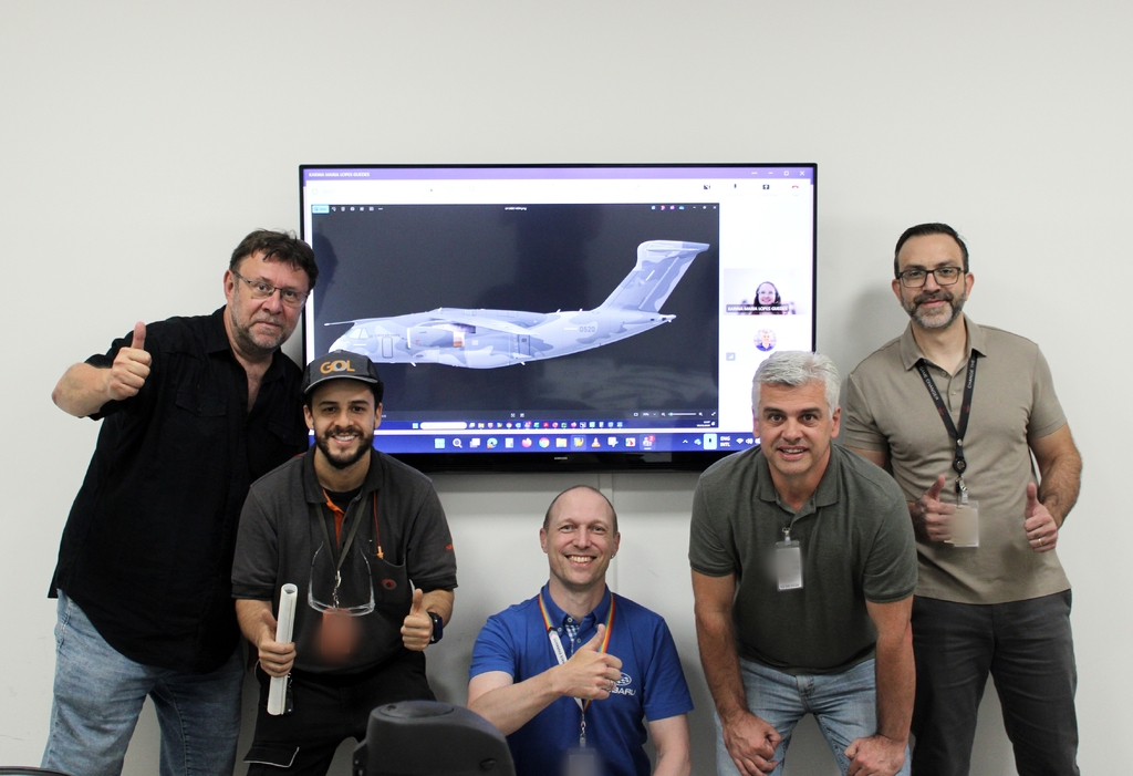 Akademický malíř Pavel Holý z VHÚ Praha, Douglas Alves Silva - Painting supervisor - GOL AEROTECH, mjr. Ing Aleš Štancl z 24. základny dopravního letectva ve Kbelích, Marcio Juliano de Souza - KC-390 Project Manager – Embraer, José Rodrigo de Oliveira Anselmo - KC-390 Program  manager – Embraer
